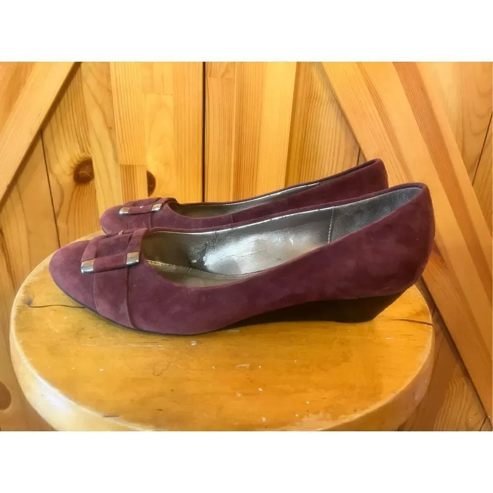 Dana Buchman Alexandria Aubsde Suede Leather Buckle Wedge Heel Women's Sz 8.5M